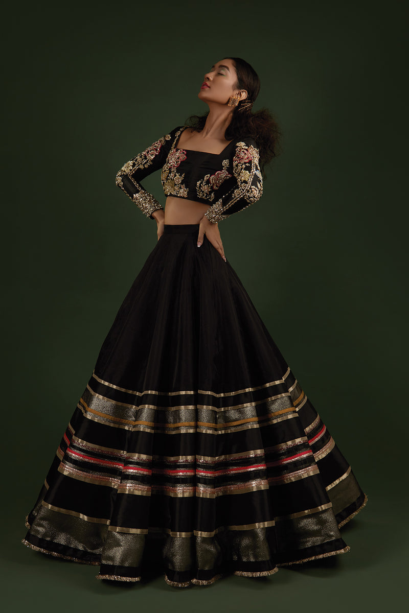 Indian Idol 10: Sara Ali Khan promotes Kedarnath looking like a bespoke  beauty in a black Sabyasachi lehenga - view pics - Bollywood News & Gossip,  Movie Reviews, Trailers & Videos at Bollywoodlife.com